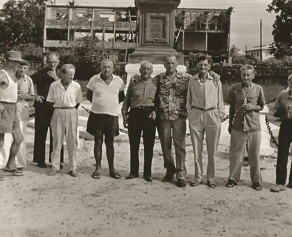 H. Charrière au milieu d’anciens bagnards retrouvés en Guyane en 1969.